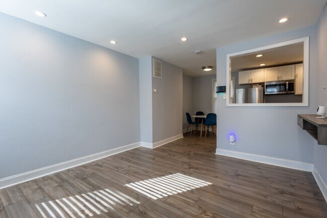 Foto del edificio - Lovely 2 BR/2 BA Semi-Detached Home in Marshall Heights!
