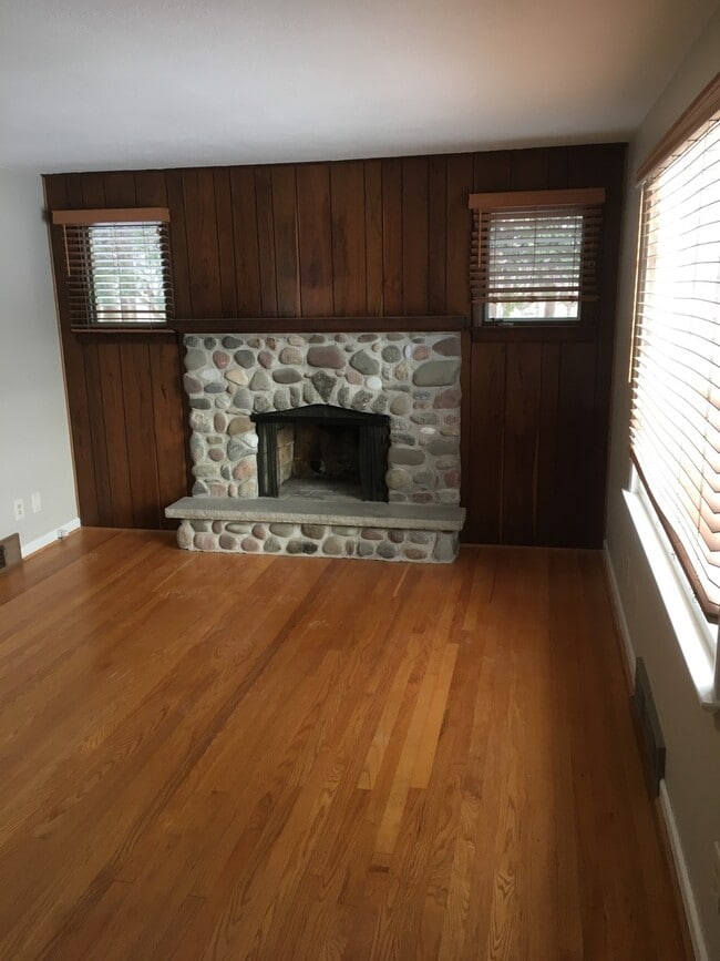 Building Photo - Charming North Syracuse cape 4 bed