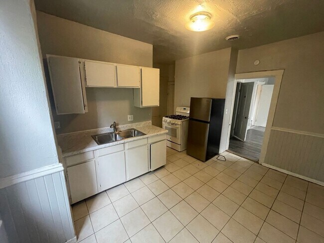 Building Photo - 2421 S 5th Pl