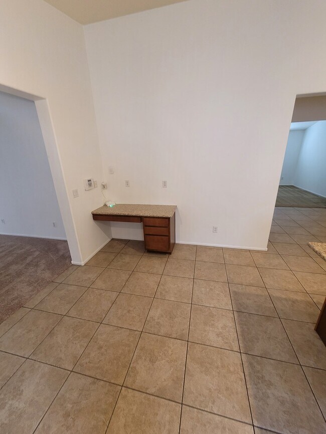 Building Photo - Beautiful 3/2 plus a den for rent near 75t...