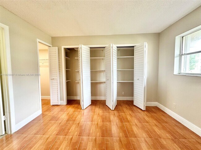 Foto del edificio - 8001 Fairview Dr