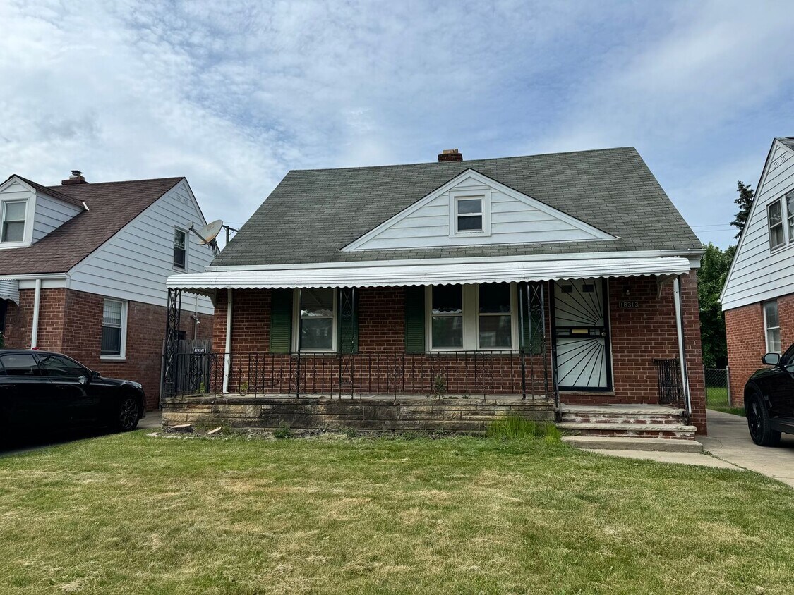 Foto principal - 18313 Waterbury Ave