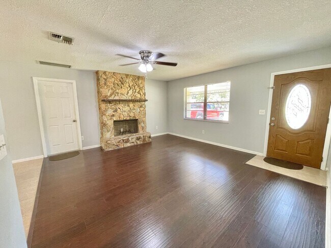 Foto del edificio - 3BR 1BA Annual Rental Available Now