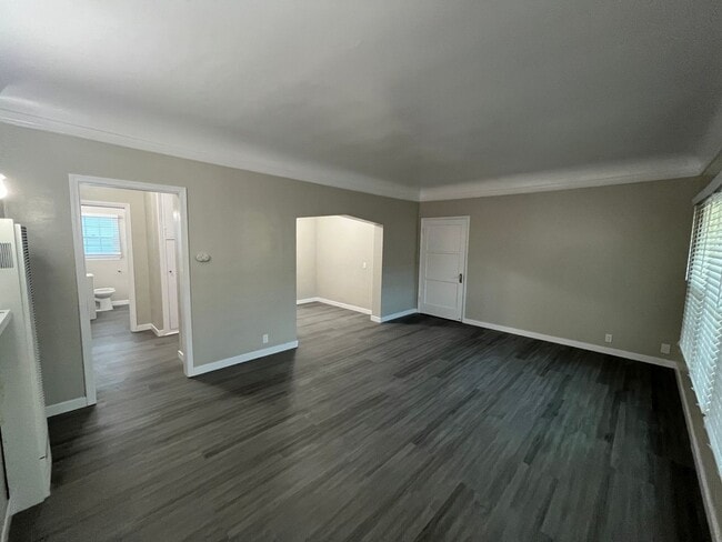 Foto del edificio - SPACIOUS 1 BEDROOM 1 BATH UPSTAIRS LOCATED NORTH OF DOWNTOWN LONG BEACH