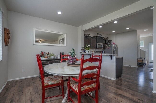 Building Photo - Move in Ready! 4 bedroom, 2.5 bathroom, ea...