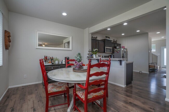 Foto del edificio - Move in Ready! 4 bedroom, 2.5 bathroom, ea...