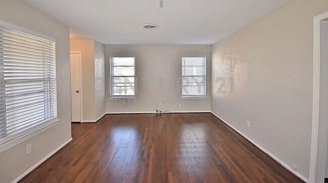 Building Photo - Nice 3/1 in Dallas For Rent!