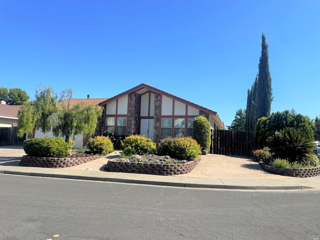 Primary Photo - 207 Quietwood Dr