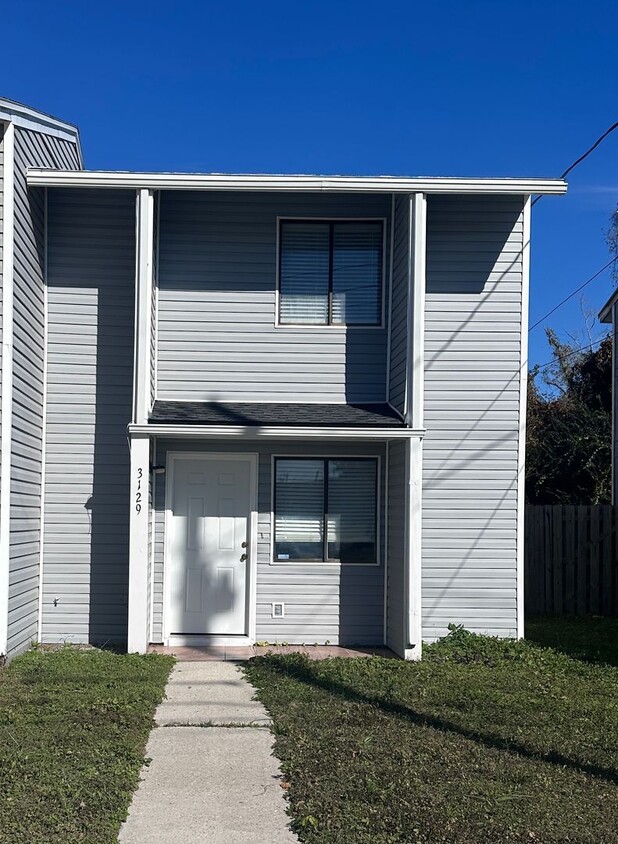 Primary Photo - Adorable end unit with 2 Bedroom 1.5 bath ...