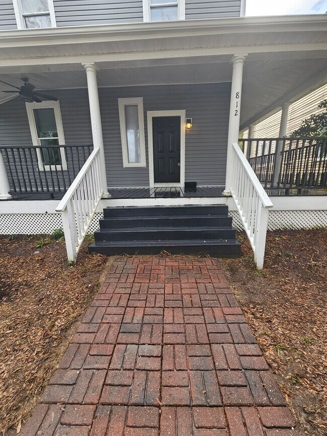 Foto del edificio - Historic Charm combined with Modern convenience 3 bedroom 2.5 bath spacious home