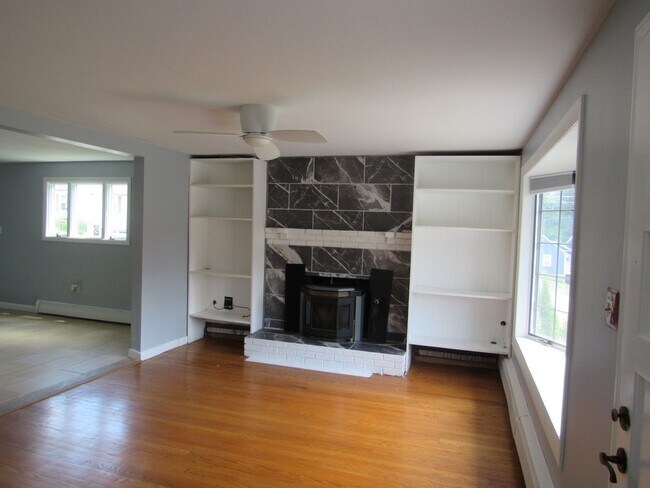Building Photo - Salem NH!  Home for Rent!  3-4 Bedrooms Av...