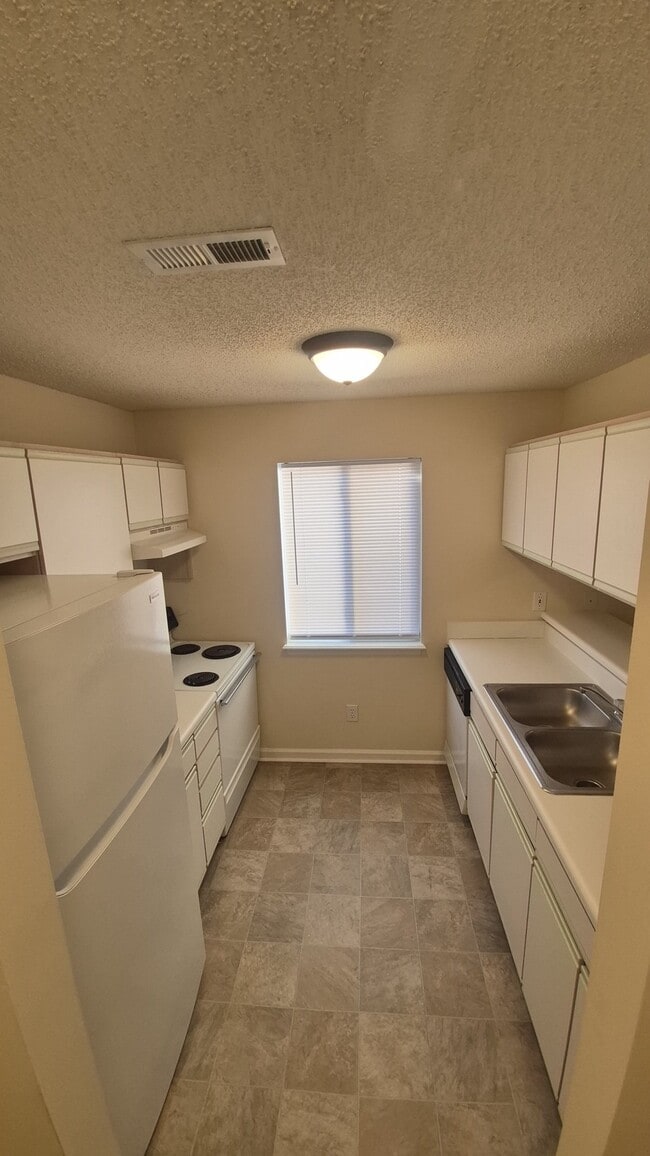 Building Photo - 320 Brownlea Dr