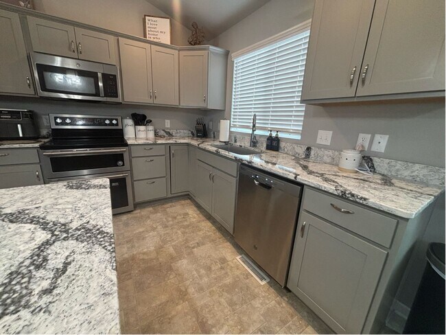 Photo - Beautiful Split-Level in BENNINGTON House