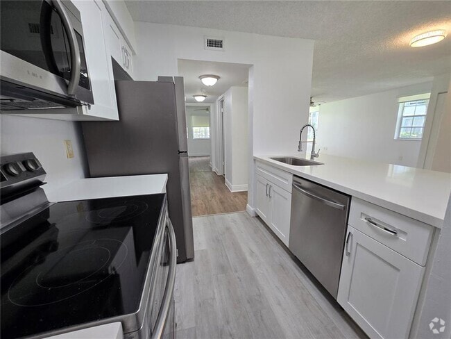 Building Photo - 2890 N Oakland Forest Dr