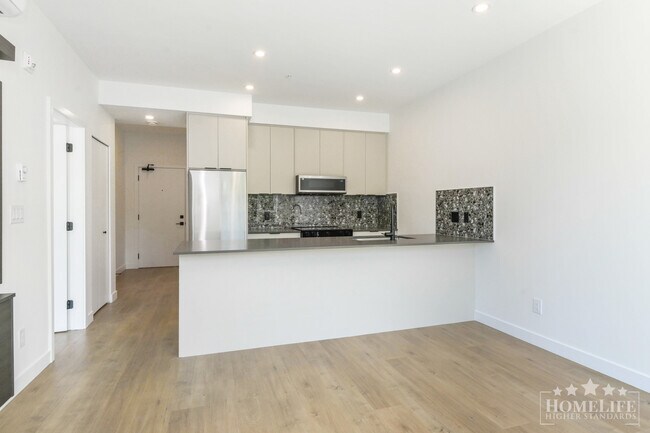 Photo du bâtiment - 2 Bed, 1 Bath Condo for rent in Surrey!