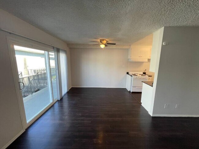 Foto del edificio - 1.0 bedroom in Canoga Park California 91304