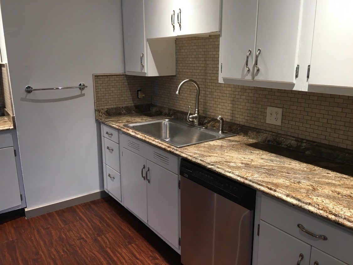 Cocina y comedor renovados con electrodomésticos de S/s - 6569 Maple Ave