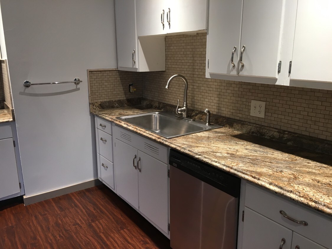 Upgraded eat-in kitchen with S/s appliances - 6569 Maple Ave