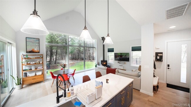 Foto del edificio - 102 Rider Hollow Rd