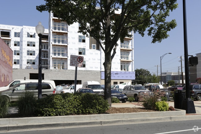 Building Photo - Avant-