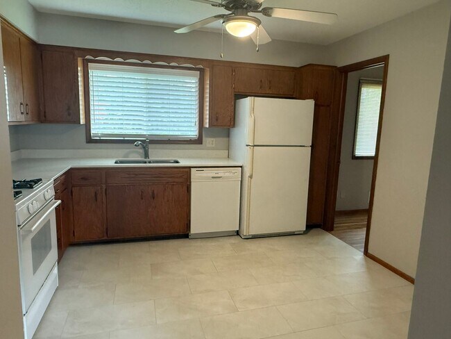 Foto del edificio - Newly Refreshed 3 Bedroom 1 Bath Single Family Home   Apply now and we will pay your application ...