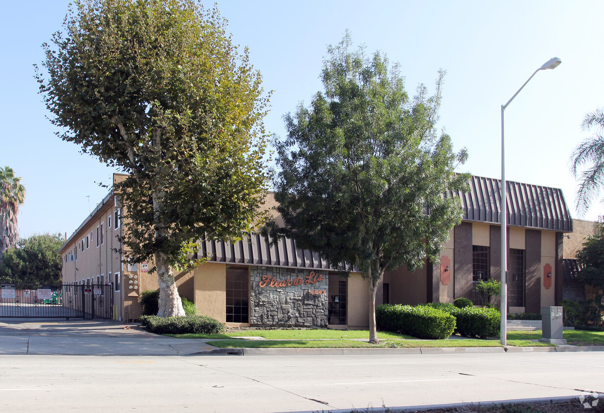 Primary Photo - Fleur De Lis Apartments