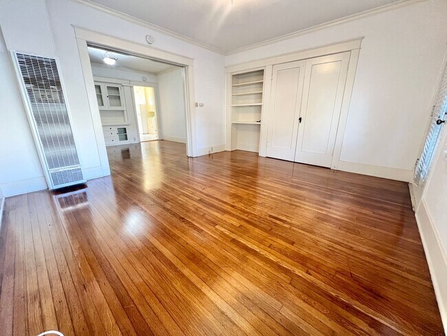 Foto del edificio - Lower Level 1 Bedroom with Den/Office in Alamitos Beach Apartment