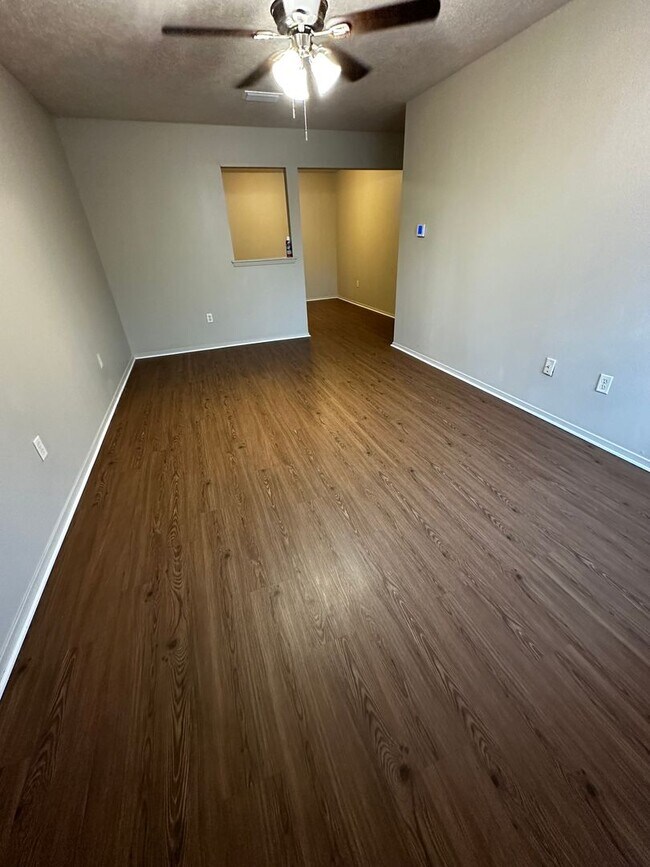 Foto del edificio - 1/1 Apartment - **HUD Accepted** (upstairs)