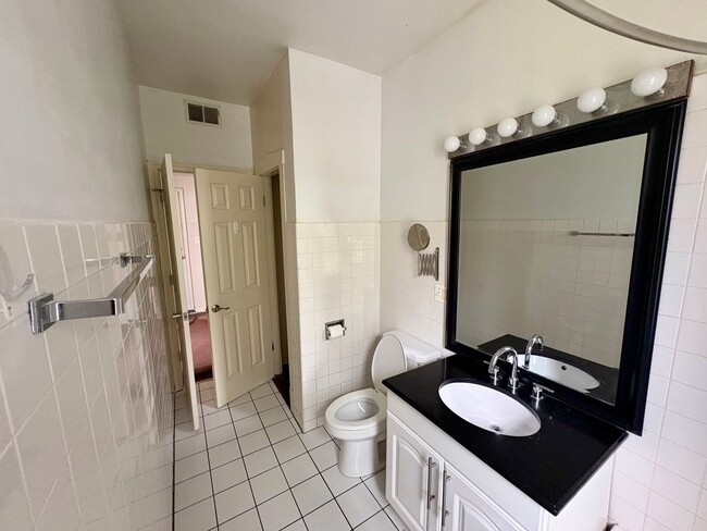 Building Photo - 3547 W Dickens Ave