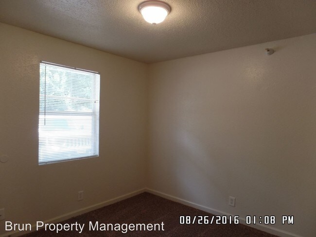 Building Photo - 442 E Red Bud Rd