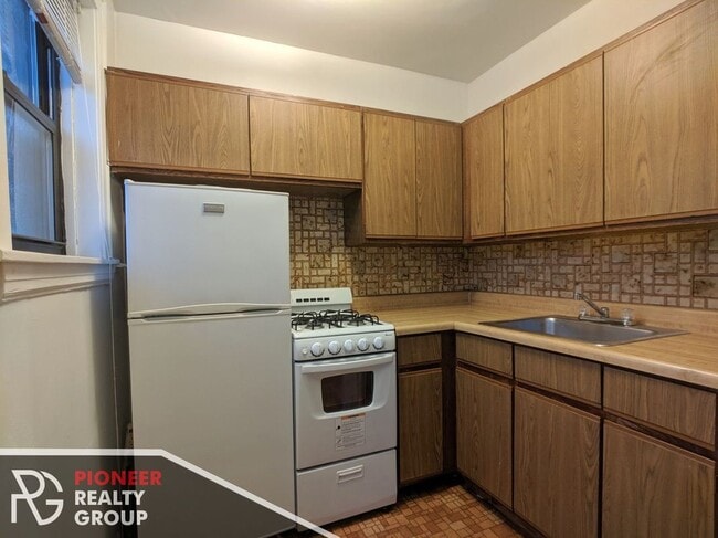 Building Photo - 739 W Belmont Ave