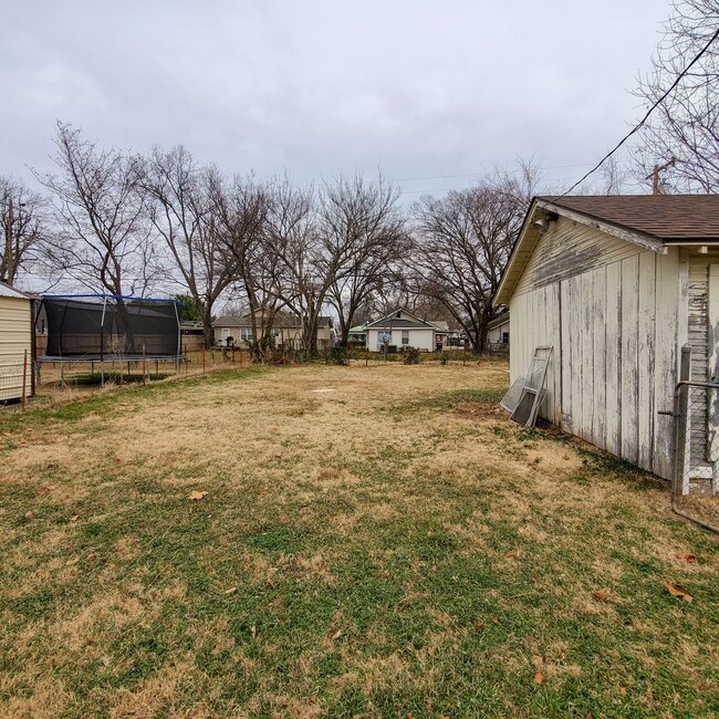 Building Photo - 3 Bedroom 1 Bath Home In Shawnee