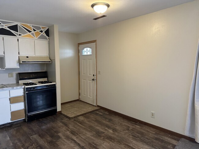 Building Photo - 503 N Walnut Ave