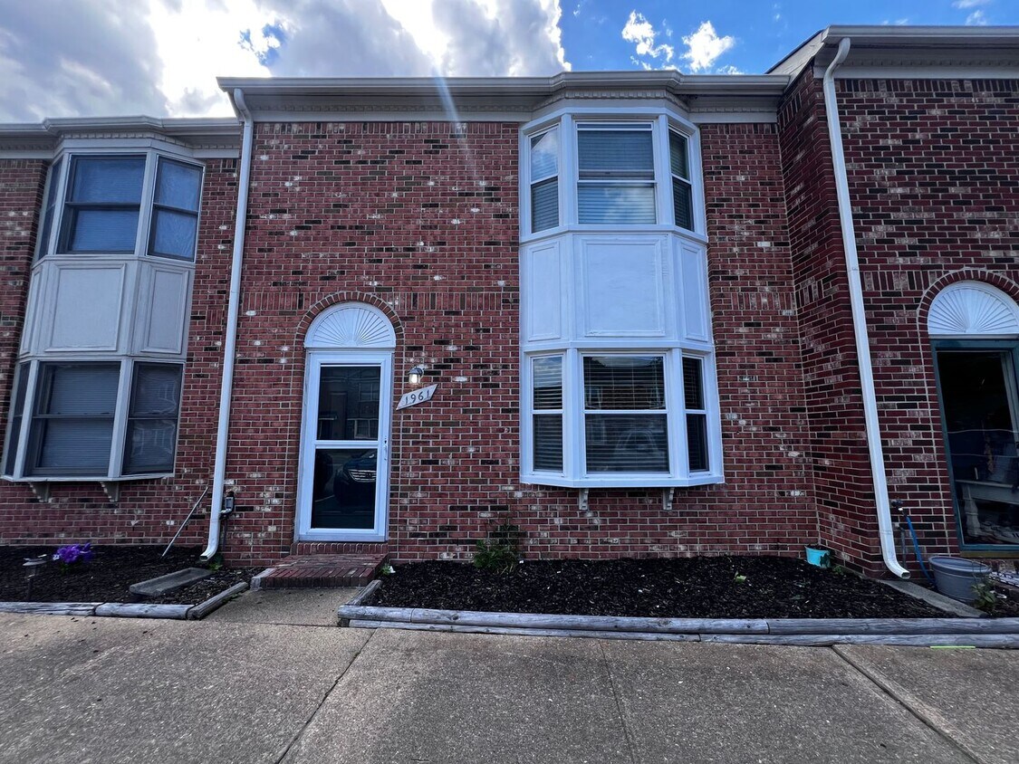 Foto principal - Cozy all brick townhouse right next to NAB...