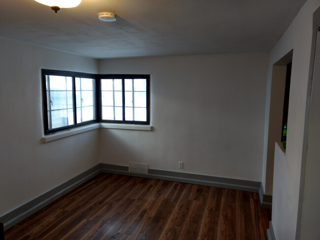 Building Photo - M Avenue West