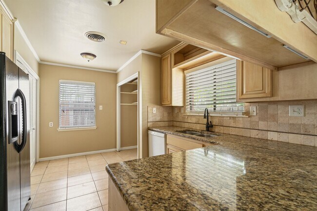 Foto del edificio - 214 W Strickland St