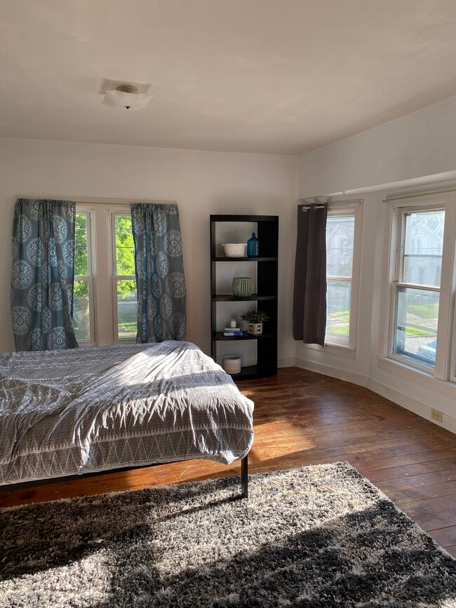 Large Room - 439 W 14th Ave