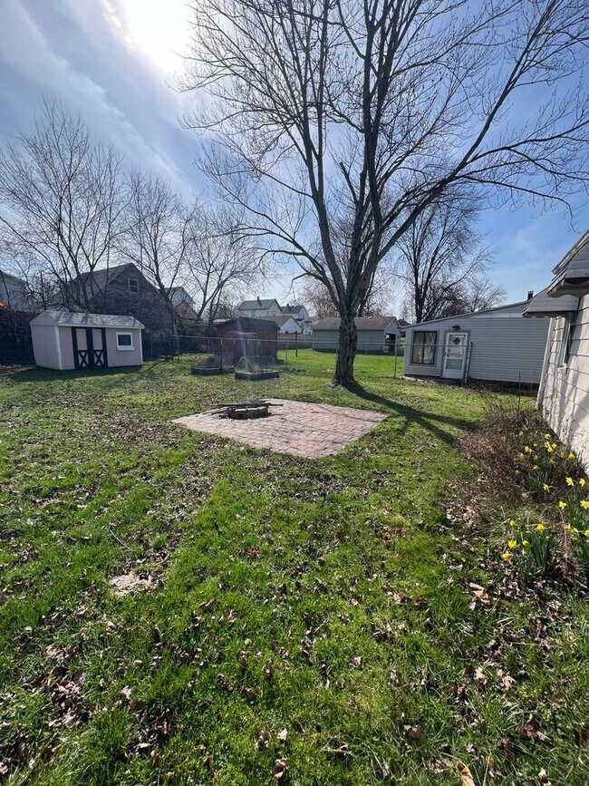 Foto del edificio - Struthers , 3 bedroom home with full basement and garage.