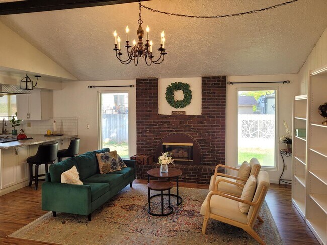 Foto del edificio - 6-9 MONTH LEASE OPTION! Charming home in B...