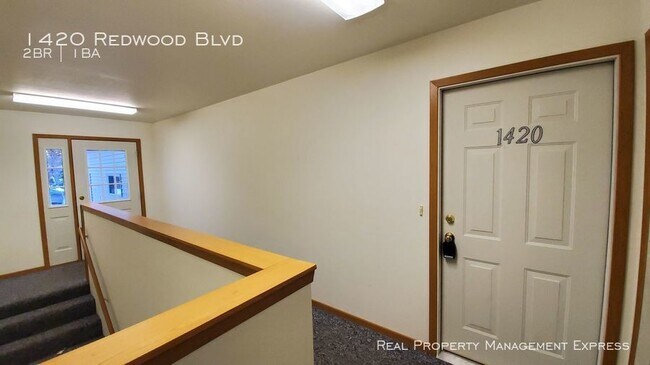 Building Photo - 2 Bed 1 Bath apartment with Attached Garage