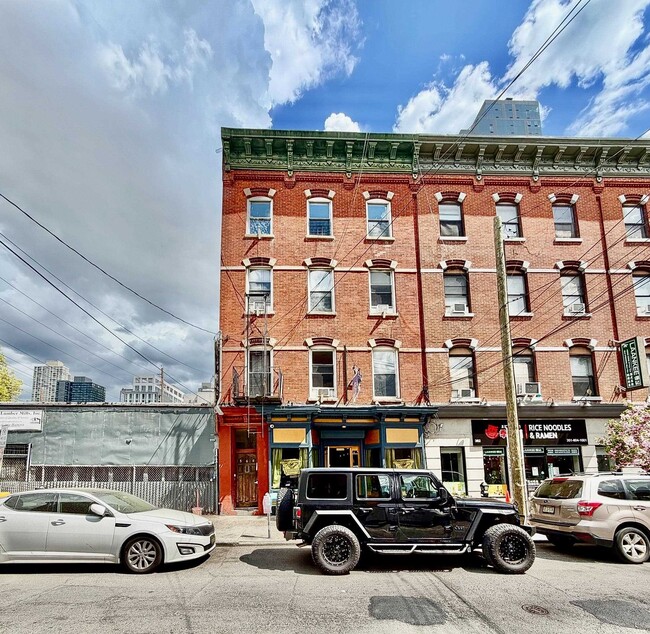 Building Photo - 364 Grove St