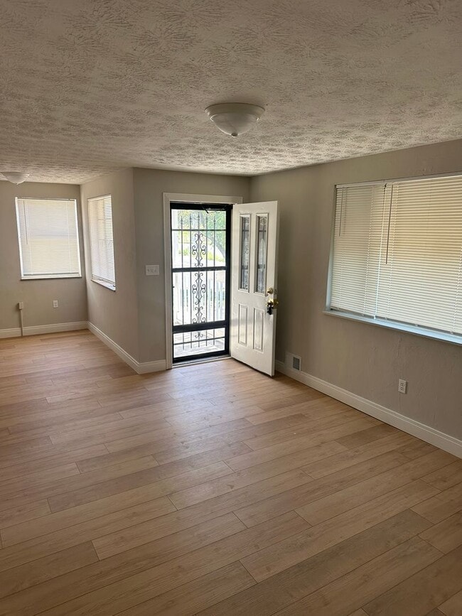 Building Photo - Move In Ready 2 Bedroom with Attached Garage!