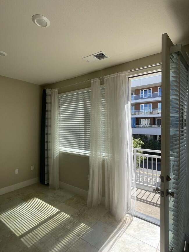 Building Photo - 5956 Charlotte Dr