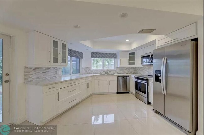 Building Photo - 2910 NE 40th Ct
