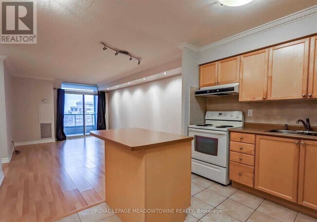 Photo du bâtiment - 3888 Duke of York Blvd