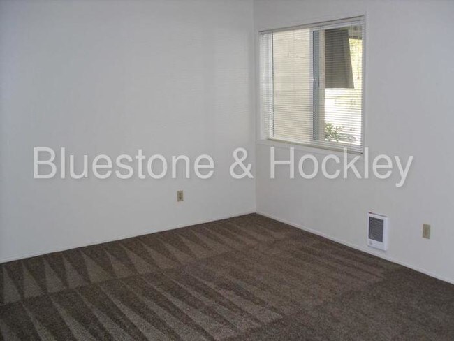 Building Photo - 5802 SE Milwaukie Ave