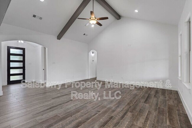 Foto del edificio - 121 Cedar Ln