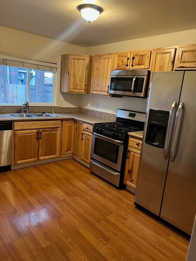 Building Photo - Lovely pet friendly 3Bd home avail. for vi...