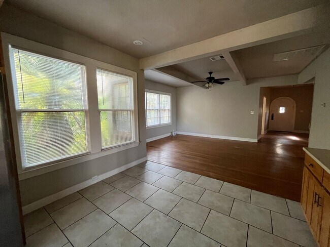 Building Photo - 2826 San Gabriel St