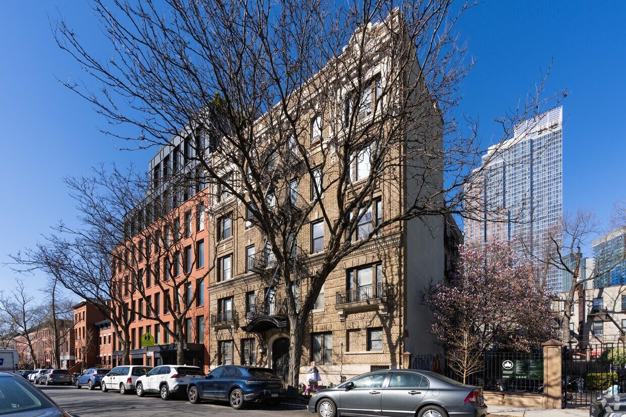 Primary Photo - 467 Pacific St